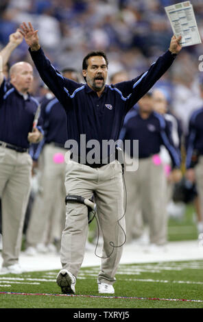 Tennessee Titans Head Coach Jeff Fisher Signale an die Schiedsrichter. Die Indianapolis Colts besiegten die Tennessee Titans auf dem RCA Dome in Indianapolis, im Dezember 4, 2005 Ein AFC Play-off Liegeplatz zu klammern. (UPI Foto/Markierung Cowan) Stockfoto
