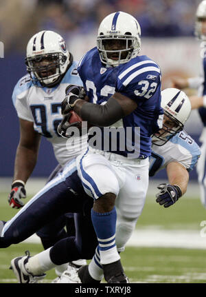 Indianapolis Colts zurück laufen Edgerrin James (32) bricht ein Angriff durch Tennessee Titans Peter Sirmon (59) wie Albert Haynesworth (92) an. Die Indianapolis Colts besiegten die Tennessee Titans auf dem RCA Dome in Indianapolis, im Dezember 4, 2005 Ein AFC Play-off Liegeplatz zu klammern. (UPI Foto/Markierung Cowan) Stockfoto