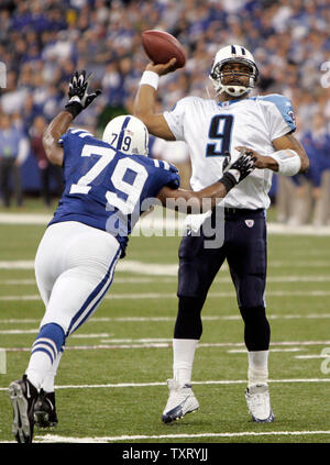 Tennessee Titans Quarterback Steve McNair (9) wirft vor dem Hit von Indianapolis Colts defender Raheem Brock (79). Die Indianapolis Colts besiegten die Tennessee Titans auf dem RCA Dome in Indianapolis, im Dezember 4, 2005 Ein AFC Play-off Liegeplatz zu klammern. (UPI Foto/Markierung Cowan) Stockfoto