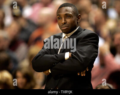 Dallas Mavericks Head Coach Avery Johnson Uhren seine Mannschaft Spiel gegen die Indianapolis Pacers. Die Dallas Mavericks besiegte die Indianapolis Pacers Niederlage 84-75 bei Conseco Fieldhouse in Indianapolis, in der am 6. Dezember 2005. (UPI Foto/Markierung Cowan) Stockfoto