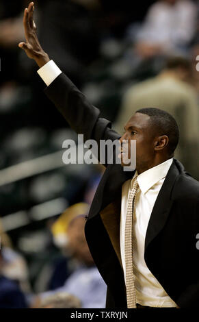 Dallas Mavericks Head Coach Avery Johnson fordert ein Spiel in der zweiten Hälfte gegen die Indianapolis Pacers. Die Dallas Mavericks besiegte die Indianapolis Pacers Niederlage 84-75 bei Conseco Fieldhouse in Indianapolis, in der am 6. Dezember 2005. (UPI Foto/Markierung Cowan) Stockfoto