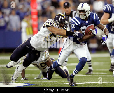 Das Ladegerät linebacker Shawne Merriman (56) versucht, die Colts wide receiver Reggie Wayne zu bringen (87). Die San Diego Chargers besiegten die Indianapolis Colts 26-17 an der RCA Dome in Indianapolis am 18. Dezember 2005. Die Ladegeräte endete die Colts undefeated Jahreszeit und beendeten ihre Siegesserie am 13. (UPI Foto/Markierung Cowan) Stockfoto