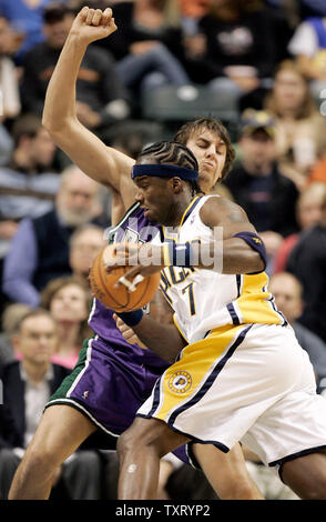 Indiana Pacers 'forward Jermaine O'Neal (7) kollidiert mit Millwaukee Dollars, Andrew Bogut (6) wie er fährt zu den Korb in der ersten Hälfte bei Conseco Fieldhouse in Indianapolis, im Januar 11, 2006. (UPI Foto/Markierung Cowan) Stockfoto