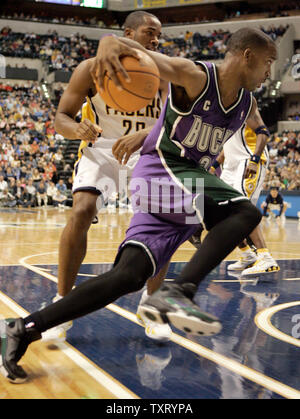 Milwaukee Bucks guard Michael Redd (22) an der Indiana Pacer Fred Jones (20) im ersten Quartal bei Conseco Fieldhouse in Indianapolis, im Januar 11, 2006. (UPI Foto/Markierung Cowan) Stockfoto