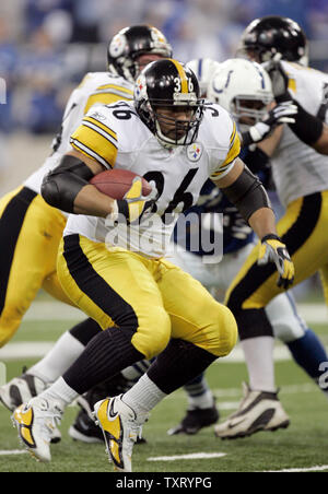 Pittsburgh Steelers zurück Jerome Bettis (36) läuft, für einen ersten Abstieg, während ihrer AFC Divisional Playoff Spiel gegen die Indianapolis Colts, an der RCA Dome in Indianapolis, im Januar 15, 2006. (UPI Foto/Markierung Cowan) Stockfoto