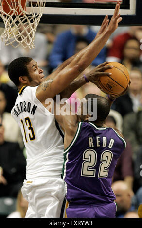 Indiana Pacers Zentrum David Harrison (13) Geht ein Schuß, der von Milwaukee Bucks guard Michael Redd (22) in der zweiten Hälfte bei Conseco Fieldhouse in Indianapolis zu blockieren, im Februar 15, 2006. Die Indiana Pacers besiegt die Milwaukee Bucks 88-77. (UPI Foto/Markierung Cowan) Stockfoto