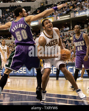 Indiana Pacers Zentrum David Harrison (13) Enten zwischen Milwaukee Bucks Verteidiger Dan Gadzuric (50) und Michael Redd (22) in der zweiten Hälfte bei Conseco Fieldhouse in Indianapolis, 15. Februar 2006. Die Indiana Pacers besiegt die Milwaukee Bucks 88-77. (UPI Foto/Markierung Cowan) Stockfoto