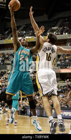 New Orleans/Oklahoma City Hornets vorwärts Desmond Mason (24) schießt über Indiana Pacers defender Peja Stojakovic (16) in der ersten Hälfte bei Conseco Fieldhouse in Indianapolis, im Februar 21., 2006. (UPI Foto/Markierung Cowan) Stockfoto