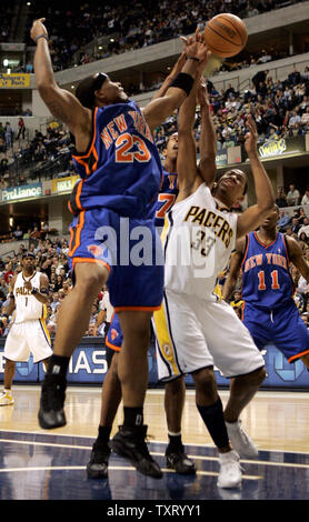 Indiana Pacers freuen Danny Granger (33) hat den Ball Weg durch New York Knicks Verteidiger Quentin Richardson geklopft (23) und Channing Frye (7). Die New York Knicks besiegten die Indiana Pacers 107-92 bei Conseco Fieldhouse in Indianapolis, im März 7, 2006. (UPI Foto/Markierung Cowan) Stockfoto