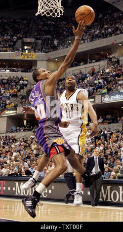 Phoenix Suns guard Leandro Barbosa (10) Stellt einen Schuß vor Indiana Pacers defender Jamaal Tinsley (11) bei Conseco Fieldhouse in Indianapolis, 30. März 2006. (UPI Foto/Markierung Cowan) Stockfoto