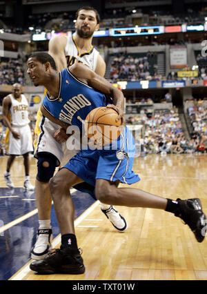 Orlando Magic, Trevor Ariza (1) an der Indiana Pacers defender Peja Stojakovic (16) Während die Schrittmacher 89-83 bei Conseco Fieldhouse in Indianapolis gewinnen, 19. April 2006. (UPI Foto/Markierung Cowan) Stockfoto