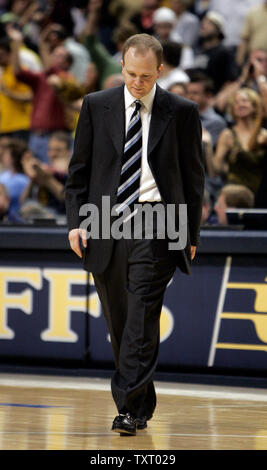 New Jersey Nets Head Coach Lawrence Frank geht weg das Gericht nach der Indiana Pacers die Netze 107-95 bei Conseco Fieldhouse in Indianapolis besiegt, im April 27, 2006 bis zu 2-1 in ihren besten sieben Serie gehen. (UPI Foto/Markierung Cowan) Stockfoto