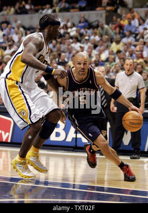 New Jersey Nets guard Jason Kidd (5) treibt in den Warenkorb um die Indiana Pacers defender Jermaine O'Neal (7) in der zweiten Hälfte des Spiel 3 ihrer ersten runde Endspiel Serie. Die pacers besiegt die Netze 107-95 bei Conseco Fieldhouse in Indianapolis, 27. April 2006 bis zu 2-1 in ihren besten sieben Serie gehen. (UPI Foto/Markierung Cowan) Stockfoto