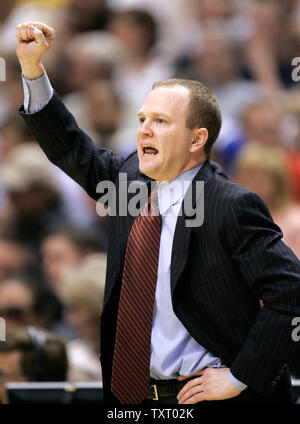 New Jersey Nets Head Coach Lawrence Frank fordert ein Spiel für seine Mannschaft gegen die Indiana Pacers laufen zu der ersten Hälfte des Spiel 4 ihres ersten runde Endspiel Serie bei Conseco Fieldhouse in Indianapolis durinf, 29. April 2006. (UPI Foto/Markierung Cowan) Stockfoto