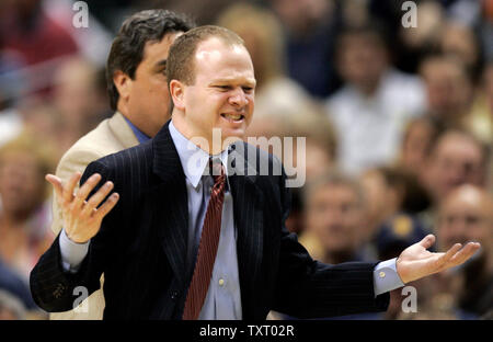 New Jersey Nets Head Coach Lawrence Frank kann nicht glauben, dass Beamte einen technischen Forderung gegen ihn in Spiel 4 ihres ersten runde Endspiel Serie bei Conseco Fieldhouse in Indianapolis genannt, am 29. April 2006. Die Nets besiegten die Indiana Pacers 97-88 Die besten sieben Serie 2-2 zu binden. (UPI Foto/Markierung Cowan) Stockfoto