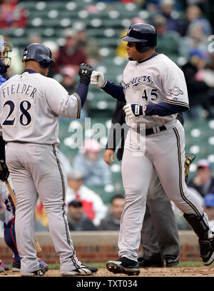 Milwaukee Brewers first baseman Prince Fielder (28) gratuliert Teamkollege Carlos Lee auf seine Solo Home Run. Die Milwaukee Brewers besiegten die Chicago Cubs 9-0 bei Wrigley Field in Chicago, 30. April 2006. (UPI Foto/Markierung Cowan) Stockfoto