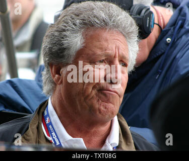 1969 Indianapolis 500-Sieger Mario Andretti schaut enttäuscht, denn es beginnt wieder auf dem Indianapolis Motor Speedway in Indianapolis zu Regen, IN. Beamten geschlossen, wenn es offensichtlich wurde, dass es nicht in der Zeit vom 14. Mai 2006, getrocknet werden könnte. (UPI Foto/Dennis Daddow) Stockfoto