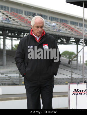 Roger Penske Spaziergänge Kopf zurück in die Garage auf dem Indianapolis Motor Speedway in Indianapolis, in der am 14. Mai 2006. Roger ist Inhaber von 2 Zeit Indianapolis 500-Sieger Helio Castroneves und rennen Favorit SAM Hornish. (UPI Foto/Doug Kuhn) Stockfoto