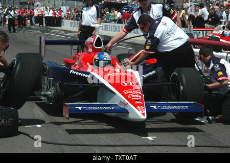 2004 Indy 500-Gewinner Buddy Reis und Crew an der Rally/Checkers Boxenstopp Wettbewerb auf dem Indianapolis Motor Speedway in Indianapolis, in der am 26. Mai 2006. Rice's Team war im Halbfinale ausgeschieden - letzte Runde. (UPI Foto/Tom Hayden) Stockfoto