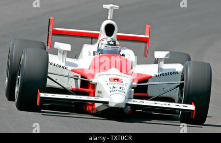 Sam Hornish jr. Rennen durch die erste Umdrehung während des 90. Läuft der 500 Meilen von Indianapolis am 28. Mai 2006 in Indianapolis, IN. Hornish umrandete heraus Marco Andretti in die zweite am nächsten Indy 500 beenden. (UPI Foto/Brian Kersey) Stockfoto