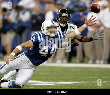 Indianapolis Colts Festes Ende Dallas Clark (44) Für einen Pass vor Jacksonville Jaguars cornerback Rashean Mathis (27) an der RCA Dome in Indianapolis am 17. September 2006 erreicht. Die Colts besiegt die Jaguare 21-14. (UPI Foto/Markierung Cowan) Stockfoto