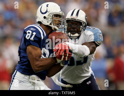 Tennessee Titans linebacker Keith Bulluck (53) Bricht ein Pass für die Indianapolis Colts tight end Bryan Fletcher (81) in der ersten Hälfte des Spiels bei dem RCA Dome in Indianapolis am 8. Oktober 2006 (UPI Foto/Markierung Cowan) Stockfoto