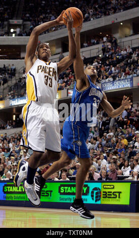 Orlando Magic guard Grant Hill (33), rechts, Bausteine einen Schuss von Indiana Pacers freuen Danny Granger (33) bei Conseco Fieldhouse in Indianapolis, November 10, 2006. Die Indiana Pacers besiegt die Orlando Magic 93-83. (UPI Foto/Markierung Cowan) Stockfoto