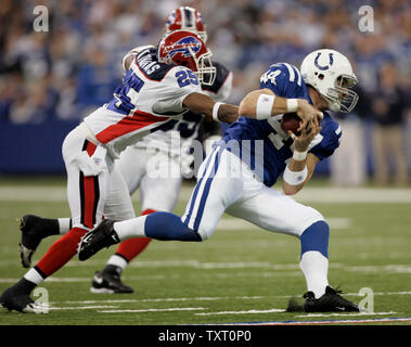 Indianapolis Colts Festes Ende Dallas Clark greift sich einen Pass vor Buffalo Bills Defensive zurück Kiwaukee Thomas (25) an der RCA Dome in Indianapolis, November 12, 2006. (UPI Foto/Markierung Cowan) Stockfoto