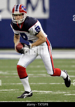 Buffalo Bills Börsenspekulant Brian Moorman (8) kriecht für einen 1 Yard zunächst nach unten auf ein fake Punt gegen die Indianapolis Colts im RCA Dome in Indianapolis, November 12, 2006. Die Colts besiegten die Buffalo Bills 17-16 werden die erste Mannschaft in der Geschichte der NFL zurück zum Start - Seasons 9-0. (UPI Foto/Markierung Cowan) Stockfoto