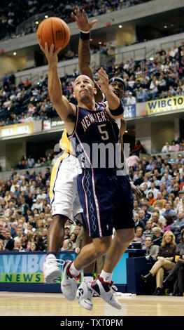 New Jersey Nets guard Jason Kidd (5) Stellt ein Schuß vor Indiana Pacers Schutz Stephen Jackson (1) bei Conseco Fieldhouse in Indianapolis, November 17, 2006. Die New Jersey Nets besiegten die Indiana Pacers 100-91. (UPI Foto/Markierung Cowan) Stockfoto