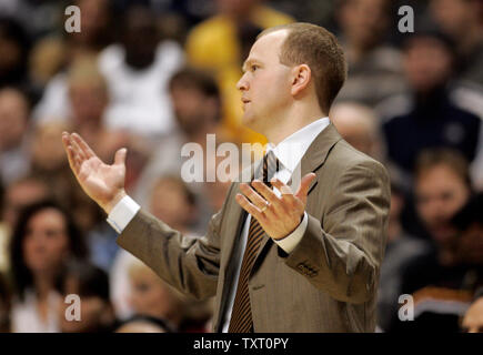 New Jersey Nets Head Coach Lawrence Frank reagiert auf einen Anruf bei seinem Team in der zweiten Hälfte ihr Spiel gegen die Indiana Pacers bei Conseco Fieldhouse in Indianapolis, November 17, 2006. Die New Jersey Nets besiegten die Indiana Pacers 100-91. (UPI Foto/Markierung Cowan) Stockfoto