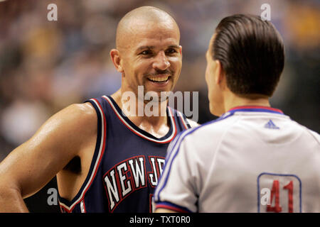 New Jersey Nets guard Jason Kidd lacht mit Schiedsrichter Ken Mauer (41) nach einem Indiana Pacers in der zweiten Hälfte bei Conseco Fieldhouse in Indianapolis, November 17, 2006 Foul. Die New Jersey Nets besiegten die Indiana Pacers 100-91. (UPI Foto/Markierung Cowan) Stockfoto
