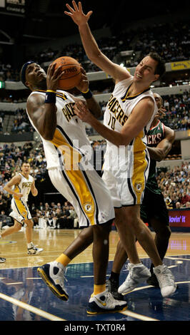Indiana Pacers Jermaine O'Neal (7), links, und Jeff Foster (10) einen Rückstoß bei Conseco Fieldhouse in Indianapolis, November 21, 2006. (UPI Foto/Markierung Cowan) Stockfoto