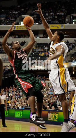 Milwaukee Bucks guard Michael Redd (22) Setzt einen Schuß über Indiana Pacers freuen Danny Granger (33) bei Conseco Fieldhouse in Indianapolis, November 21, 2006. (UPI Foto/Markierung Cowan) Stockfoto