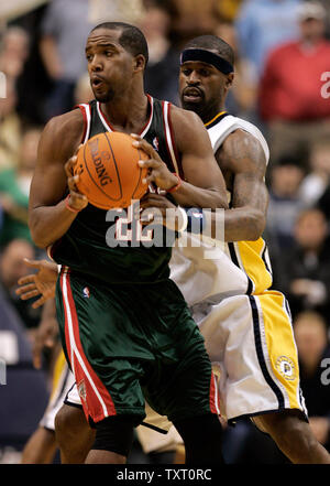 Milwaukee Bucks guard Michael Redd (22) sieht die Kugel weg von Indiana Pacers Schutz Stephen Jackson (1) bei Conseco Fieldhouse in Indianapolis 21. November 2006 übergeben werden. Die Indiana Pacers besiegt die Milwaukee Bucks 93-88. (UPI Foto/Markierung Cowan) Stockfoto