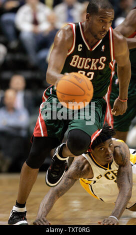 Milwaukee Bucks guard Michael Redd (22) stiehlt die Kugel von Indiana Pacers guard Marquis Daniels (6) bei Conseco Fieldhouse in Indianapolis, November 21, 2006. (UPI Foto/Markierung Cowan) Stockfoto