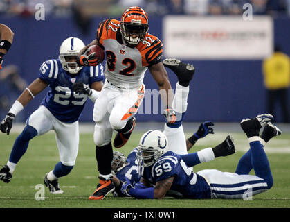 Cincinnati Bengals zurück läuft, Rudi Johnson (32) Pausen frei von Indianapolis Colts Verteidiger Nick Harper (25), Cato Juni (59) und Dexter Reid (36) an der RCA Dome in Indianapolis am 18. Dezember 2006. (UPI Foto/Markierung Cowan) Stockfoto