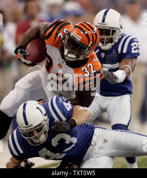 Cincinnati Bengals zurück läuft, Rudi Johnson (32) Out of Bounds geschoben wird von Indianapolis Colts Verteidiger Matt Giordano (43) und Nick Harper (25.) nach einem 20-Yard-Verstärkung, bei dem RCA Dome in Indianapolis am 18. Dezember 2006. (UPI Foto/Markierung Cowan) Stockfoto