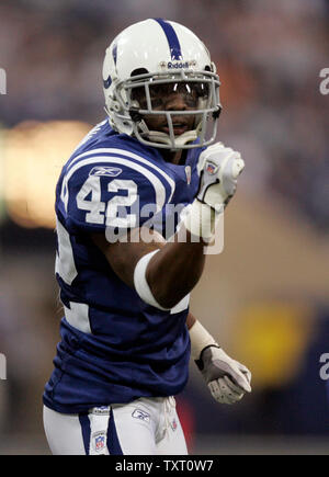 Indianapolis Colts Defensive zurück Jason David (42) pumpt seine Faust nach Bekämpfung der Cincinnati Bengals Rudi Johnson zurück laufen für einen Verlust an der RCA Dome in Indianapolis am 18. Dezember 2006. Die Colts besiegten die Bengals 34-16. (UPI Foto/Markierung Cowan) Stockfoto