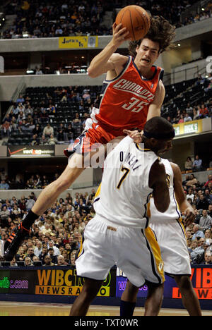 Charlotte Bobcats forward Adam Morrison (35) kollidiert mit Indiana Pacers, Jermaine O'Neal (7) bei Conseco Fieldhouse in Indianapolis 30. Dezember 2006. (UPI Foto/Markierung Cowan) Stockfoto