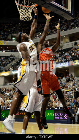 Charlotte Bobcats forward Gerald Wallace (3) Setzt einen Schuß über Indiana Pacers, Jermaine O'Neal (7) bei Conseco Fieldhouse in Indianapolis 30. Dezember 2006. (UPI Foto/Markierung Cowan) Stockfoto