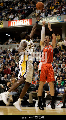 Charlotte Bobcats Zentrum Primoz Brezec (7), aus Slowenien, schießt über Indiana Pacers, Jermaine O'Neal (7) bei Conseco Fieldhouse in Indianapolis 30. Dezember 2006. (UPI Foto/Markierung Cowan) Stockfoto