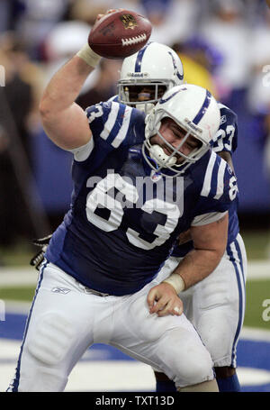 Indianapolis Colts center Jeff Saturday (63) Spitzen der Ball nach einem Fumble in der Endzone der Neu-England Patrioten zu zählen, während die Colts 38-34 Sieg im AFC Championship Game auf dem RCA Dome in Indianapolis am 21. Januar 2007. (UPI Foto/Tom Strattman) Stockfoto