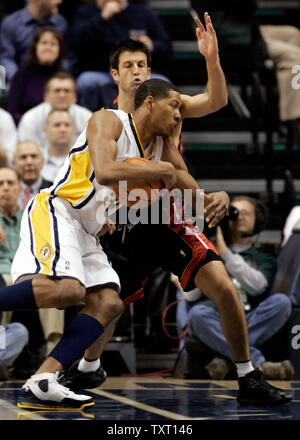 Indiana Pacers freuen Danny Granger (33) Laufwerke an den Korb gegen Miami Heat, Jason Kapono (24) bei Conseco Fieldhouse in Indianapolis am 24. Januar 2007. (UPI Foto/Markierung Cowan) Stockfoto