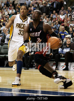 Miami Heat guard Dwyane Wade (3) an der Indiana Pacers freuen Danny Granger (33) bei Conseco Fieldhouse in Indianapolis 24. Januar 2007. (UPI Foto/Markierung Cowan) Stockfoto