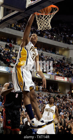 Indiana Pacers freuen Danny Granger (33) Dunks den Ball gegen die Miami Heat bei Conseco Fieldhouse in Indianapolis 24. Januar 2007. Die pacers gewonnen 96-94 in den überstunden. (UPI Foto/Markierung Cowan) Stockfoto