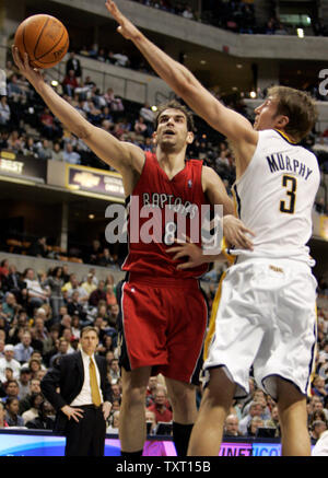 Toronto Raptors guard Jose Calderon (8), aus Spanien, legt bis einen Schuß hinter Indiana Pacers Zentrum Troy Murphy (3) bei Conseco Fieldhouse in Indianapolis 27. Januar 2007. Die pacers besiegt die Raptors 102-84. (UPI Foto/Markierung Cowan) Stockfoto