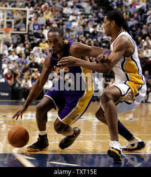 Los Angeles Lakers guard Kobe Bryant (24) fährt um Indiana Pacers freuen Danny Granger (33) bei Conseco Fieldhouse in Indianapolis, 2. Februar 2007. (UPI Foto/Markierung Cowan) Stockfoto