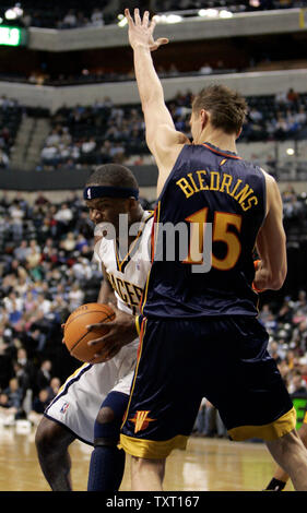 Indiana Pacers, Jermaine O'Neal (7) treibt zum Korb gegen Golden State Warriors Zentrum Andris Biedrins (15), aus Lettland, bei Conseco Fieldhouse in Indianapolis, 5. Februar 2007. Golden State besiegt die Schrittmacher 113-98. (UPI Foto/Markierung Cowan) Stockfoto