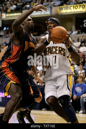 Indiana Pacers, Jermaine O'Neal (7) treibt zum Korb gegen Golden State Warriors Zentrum Adonal Foyle (31) bei Conseco Fieldhouse in Indianapolis, 5. Februar 2007. Golden State besiegt die Schrittmacher 113-98. (UPI Foto/Markierung Cowan) Stockfoto